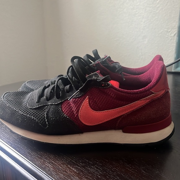 (WMNS) Nike Internationalist 'Black Crimson' 629684-018 - Picture 5 of 9